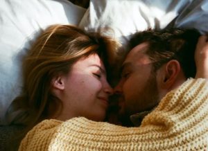 ¿Necesitamos las mujeres “más confianza” que los hombres para llegar al orgasmo?